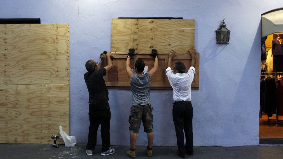 Los habitantes de Puerto Rico protegen sus viviendas ante la llegada de María