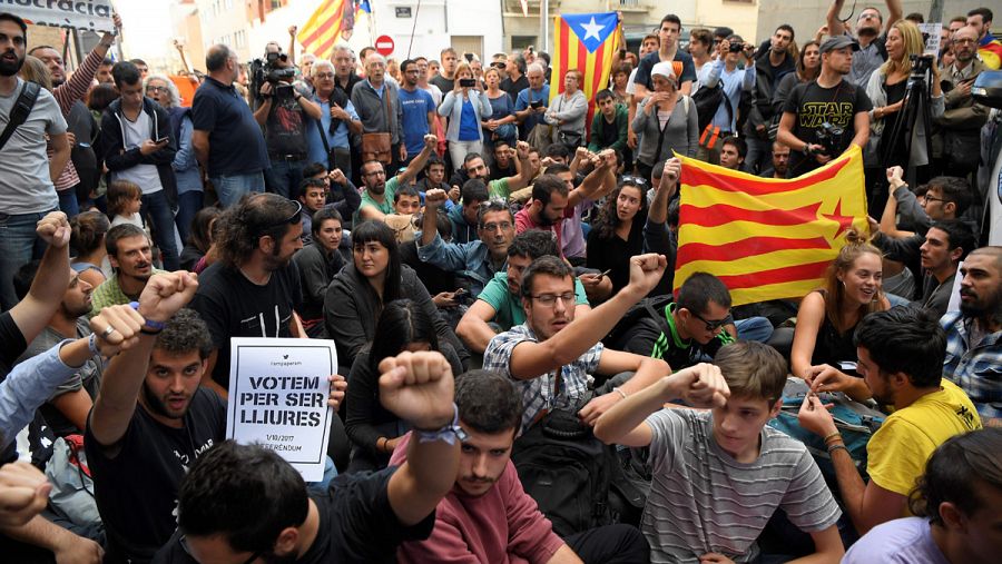 Manifestantes independentistas portando esteladas bloquean el paso del secretario judicial a la empresa Unipost, en Terrassa