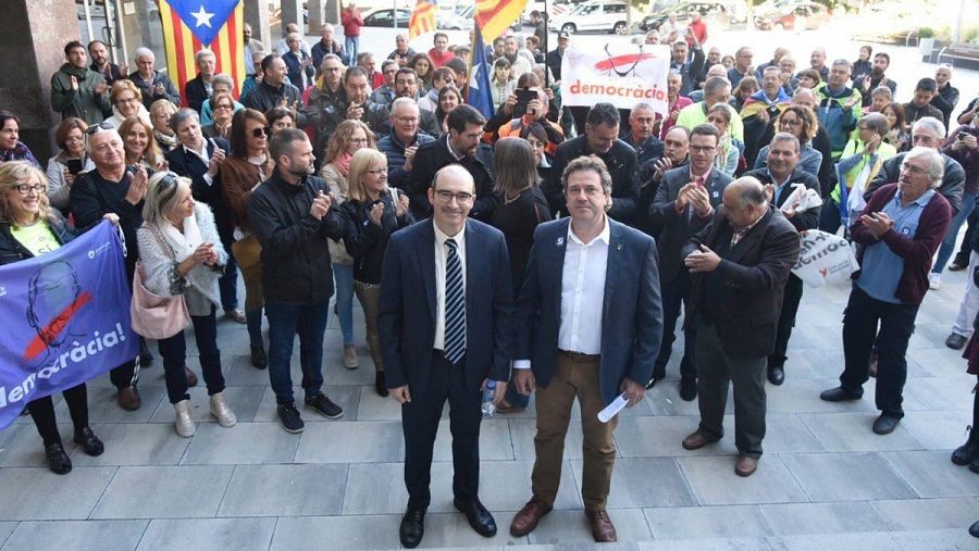 El alcalde de Oliana (Lleida), Miquel Sala, junto al alcalde de alcalde de Pont de Suert (Lleida), José Antonio Troguet, a su llegada a los juzgados.