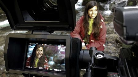 La bióloga Evelyn Segura, en el rodaje del reportaje 'Parque Natural de las Fragas do Eume'