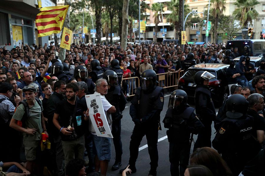 Un millar de simpatizantes de la CUP se concentraron desde el mediodía ante la sede de la formación en Barcelona