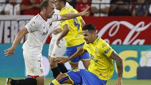 Michael Krohn-Dehli (i), del Sevilla, lucha el balón con Vitolo, de Las Palmas.