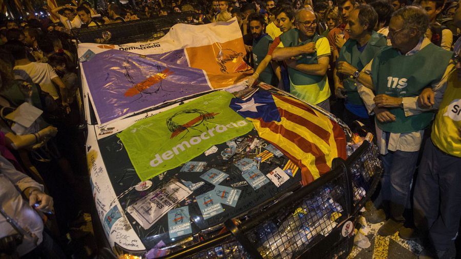 Los manifestantes han destrozado tres coches de la Guardia Civil