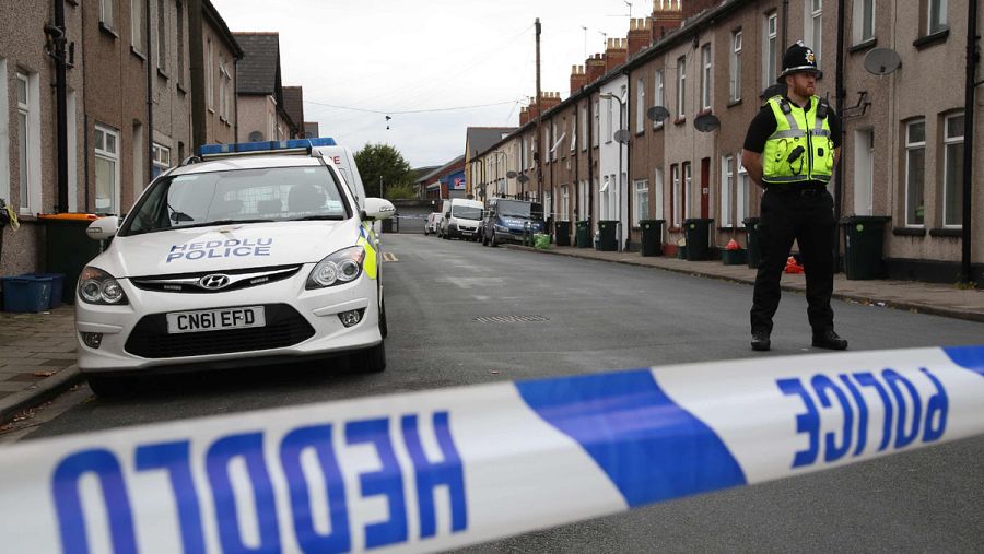 La Policía acordona una vivienda de Newport, donde han detenido a dos hombres