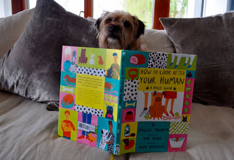 Maggie Mayhem leyendo su libro