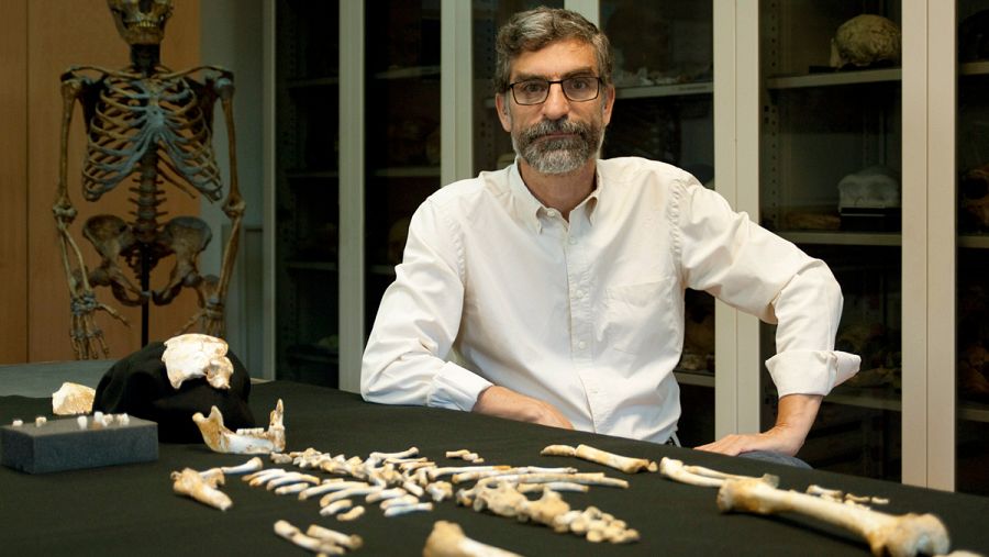 El investigador Antonio Rosas, junto al esqueleto del niño neandertal