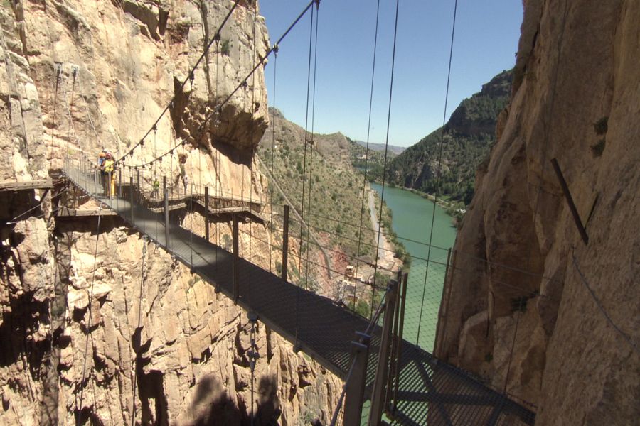 En la primera entrega recorrerá el Caminito del Rey, en Málaga