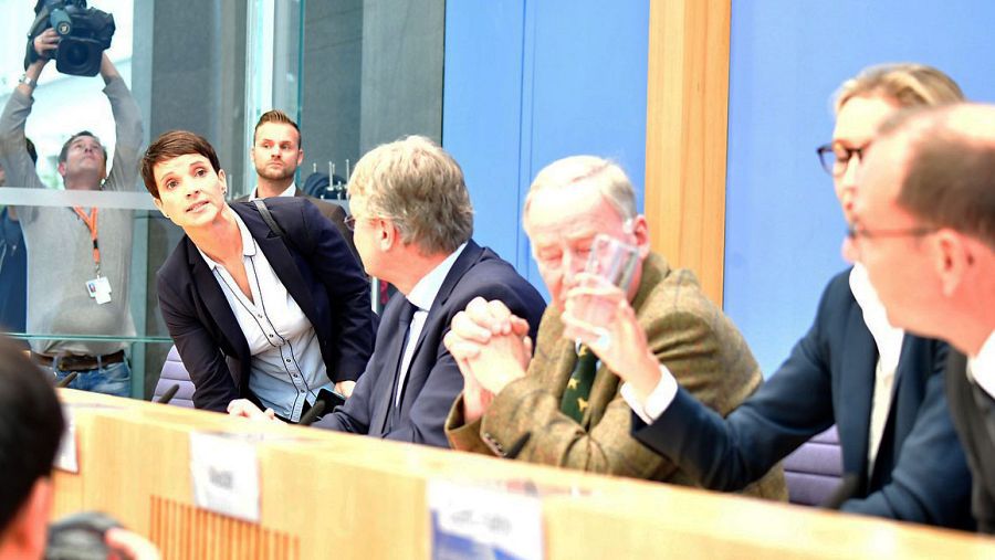 Momento en el que la diputada y colíder del AfD Frauke Petry anuncia en rueda de prensa que no formará parte del grupo del partido en el Bundestag