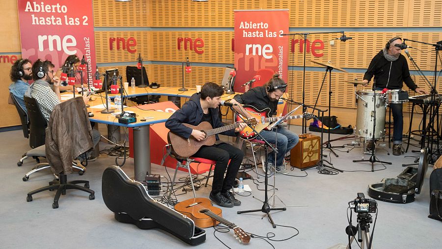 Un momento del acústico, con Juanma Latorre a la guitarra