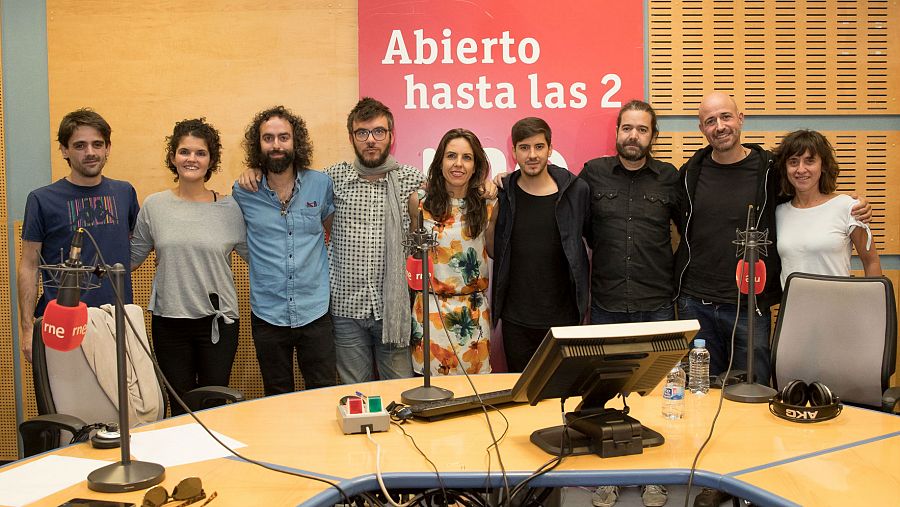 Jacobo Serra, con Paloma Arranz y todo su equipo