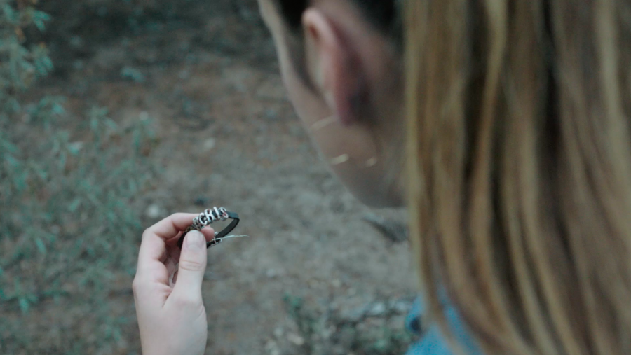 Alba encuentra una pulsera en el bosque que parece pertenecer a Cris