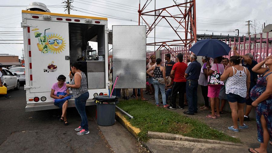 Colas para comprar comida en Humacao, este de Puerto Rico