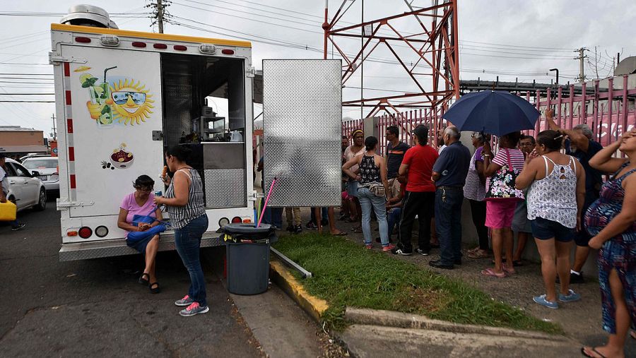 Colas para comprar comida en Humacao, este de Puerto Rico