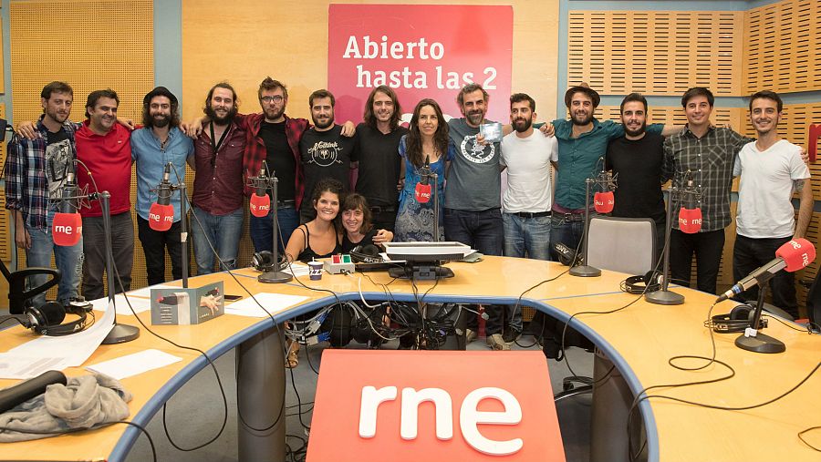 Imagen final con todo el equipo de 'Abierto hasta las 2'