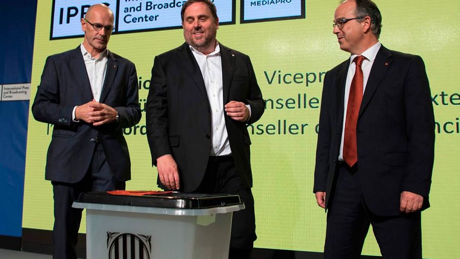 Junqueras, Turull y Romeva, junto con la urna del referéndum del 1-O.