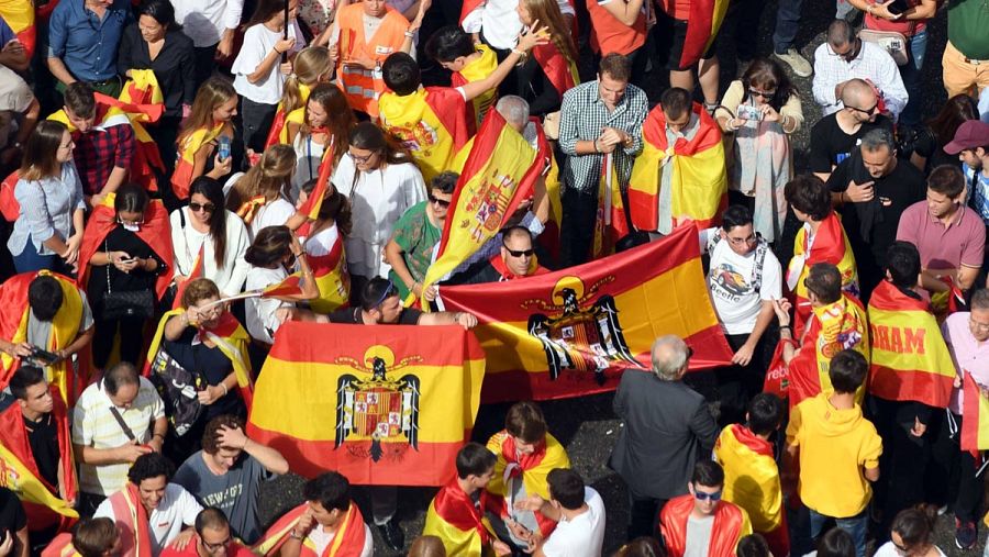 Algunas banderas preconstitucionales en la manifestación contra el 1-O en Madrid.