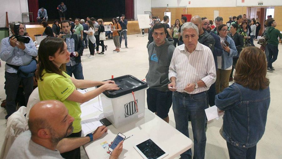 Ciudadanos votando en un colegio electoral en Cataluña durante el 1-O.