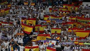 Cientos de aficionados del Madrid han lucido banderas de España.