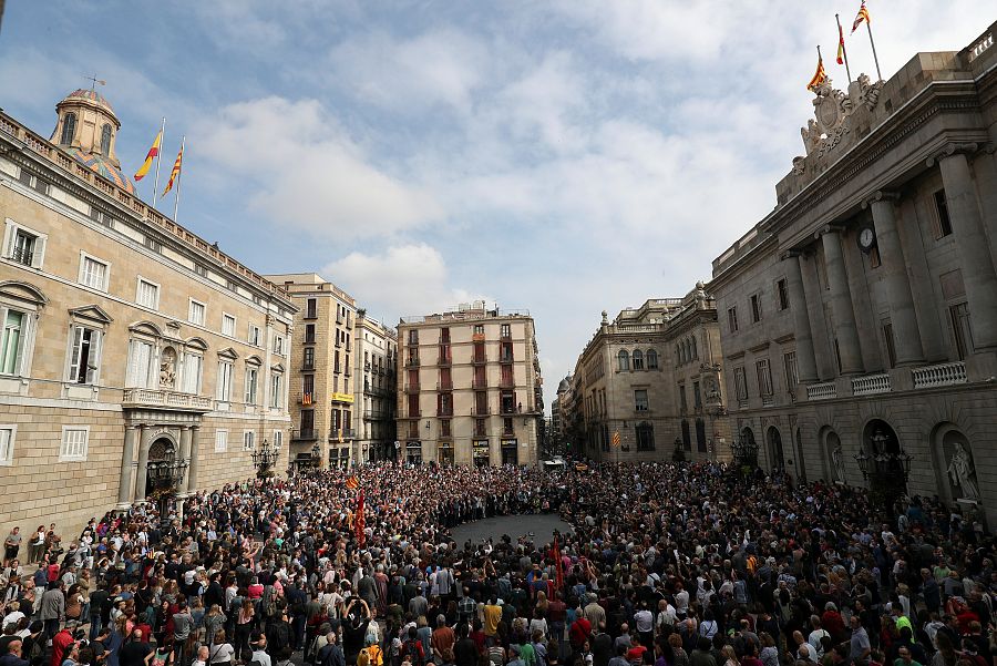 Vista de la concentración en la plaza de Sant Jaume