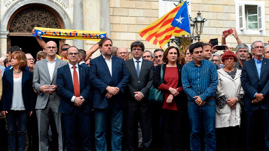 Carles Puigdemont, Oriol Junqueras y Ada Colau, al frente de la manifestación en protesta por los heridos en la jornada del 1-O