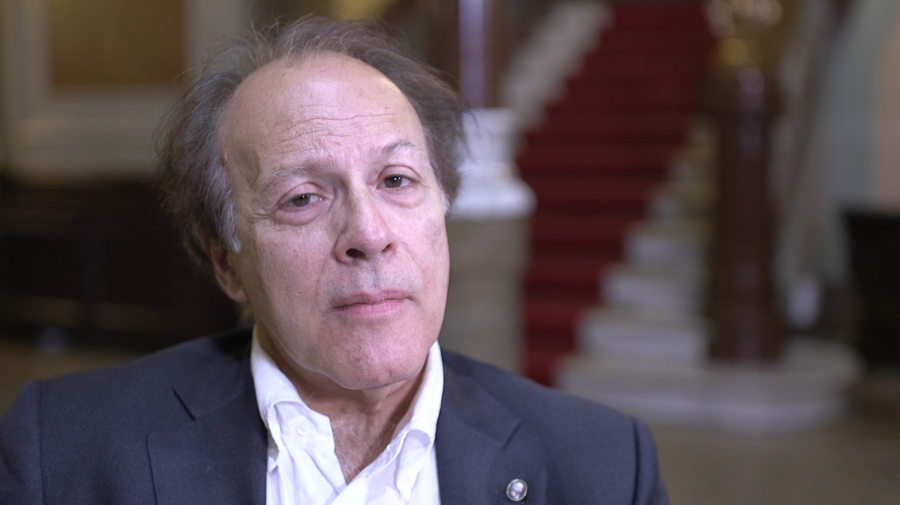 Javier Marías regresa a sus temas habituales: la identidad, lo que sabemos y no sabemos, los secretos, las relaciones de pareja