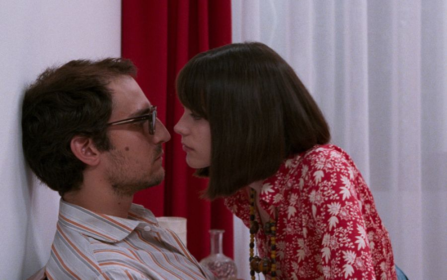 Louis Garrel y Stacy Martin en una escena de la película