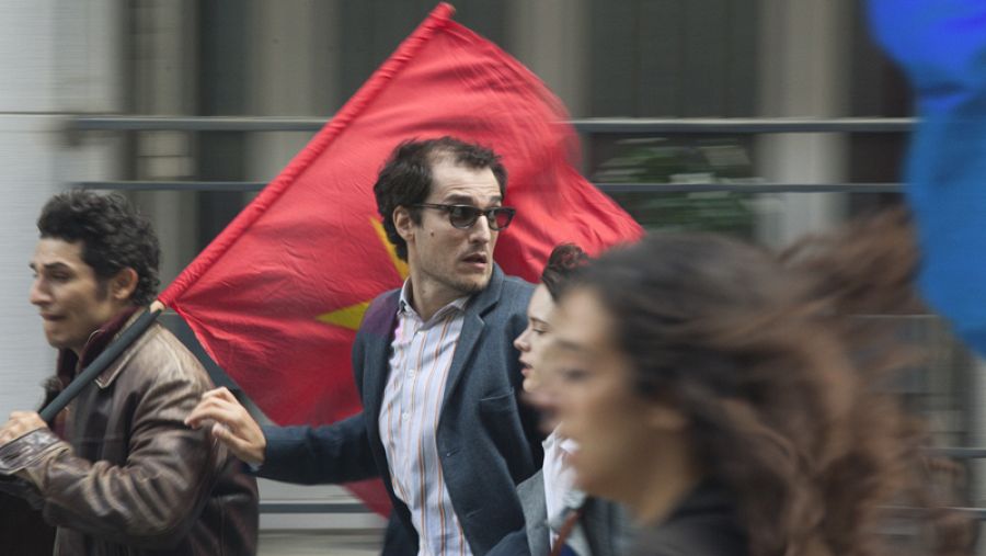 Godard (Louis Garrel) en una manifestación de Mayo del 68