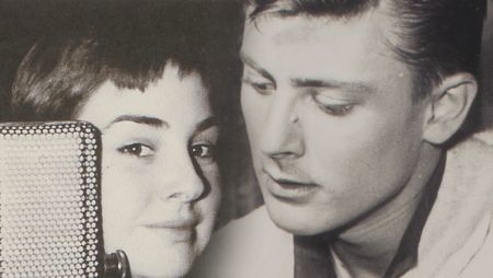 Lola Herrera descubre el amor por la interpretación en el cuadro de actores de Radio Madrid, donde su voz da vida a los más variados personajes de radionovela