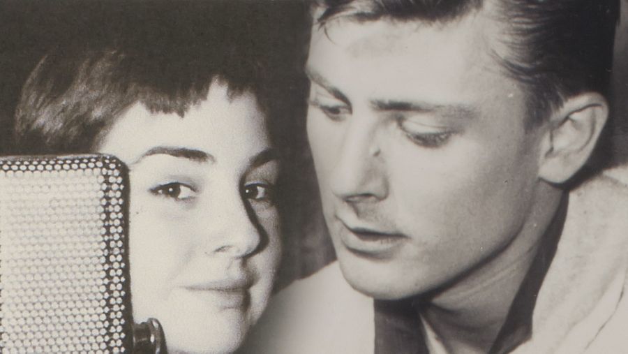 Lola Herrera descubre el amor por la interpretación en el cuadro de actores de Radio Madrid, donde su voz da vida a los más variados personajes de radionovela