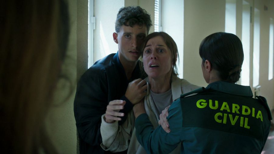 Alba se encuentra con Carmen y Dani, madre y hermano de Cris, en el complejo de la Guardia Civil