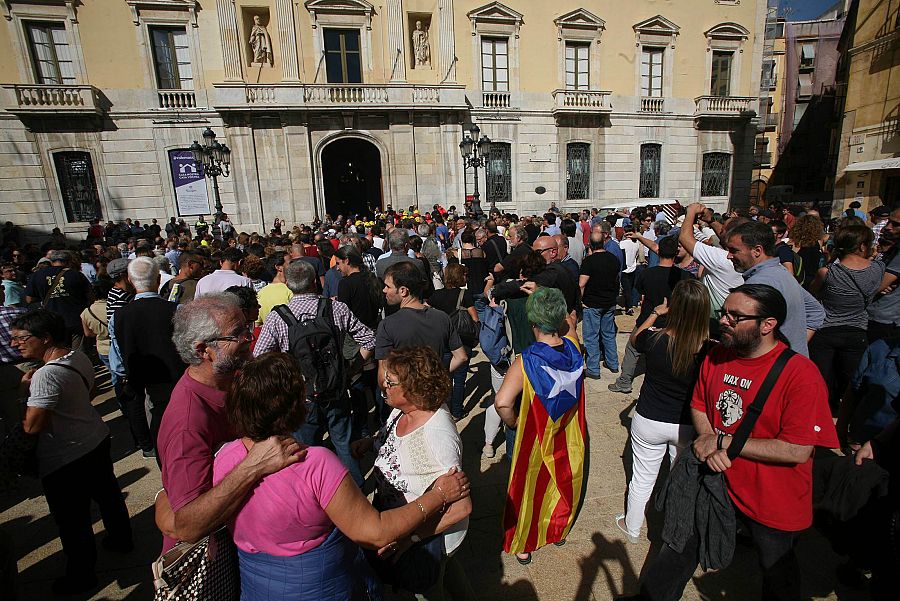 Concentración ante el Ayuntamiento de Tarragona para pedir la dimisión del alcalde, del PSC