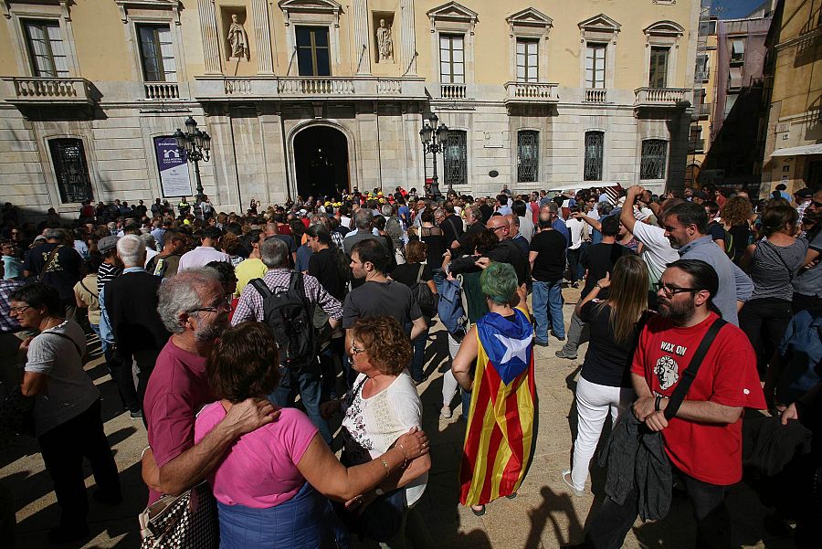 Concentración ante el Ayuntamiento de Tarragona para pedir la dimisión del alcalde, del PSC