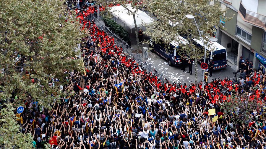 Agentes de los Mossos d'Esquadra custodian la sede del PPC en Barcelona