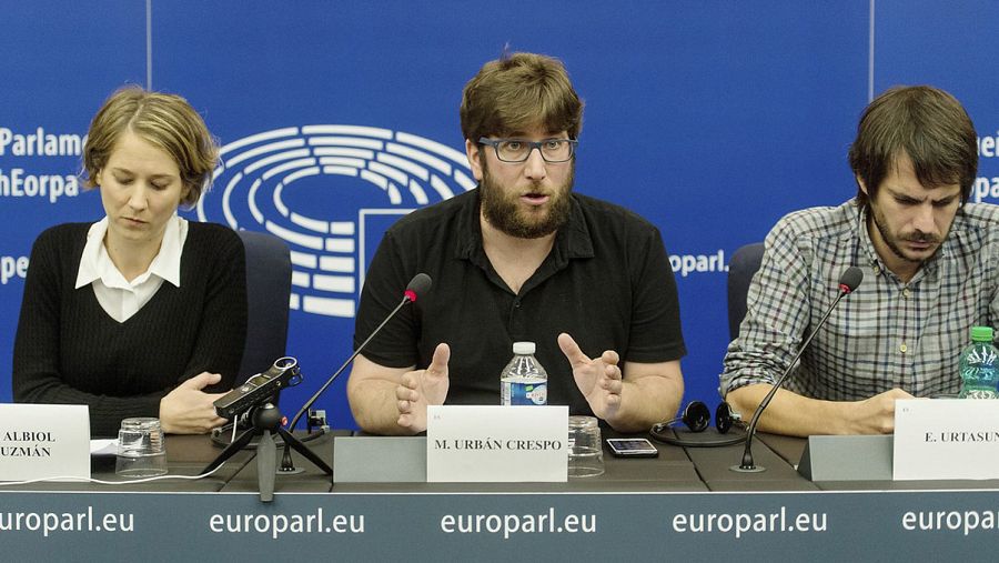 De izquierda a derecha: la portavoz de Izquierda Unida en el Parlamento Europeo, Marina Albiol; el eurodiputado y portavoz de Podemos en Europa, Miguel Urbán y el eurodiputado de Iniciativa per Catalunya Verds (ICV) Ernest Urtasun.