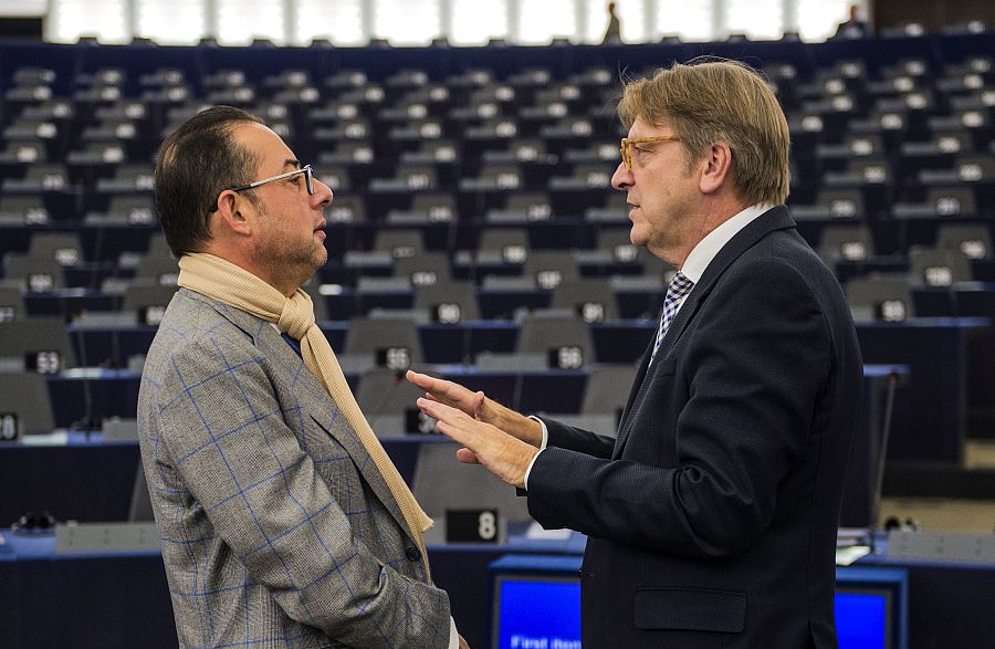 El socialista GIanni Pittella y el liberal Guy Verhofstadt, en el hemiciclo del Parlamento de Estrasburgo