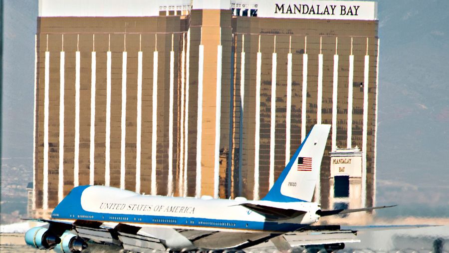 El avión presidencial aterriza en Las Vegas con el hotel Mandalay Bay, escenario del tiroteo, al fondo