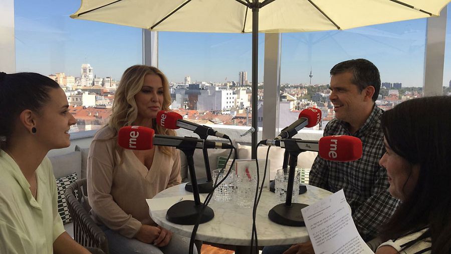 Anastacia durante la entrevista en 'Las mañanas de RNE' con Alfredo Menéndez y Eva Cordón