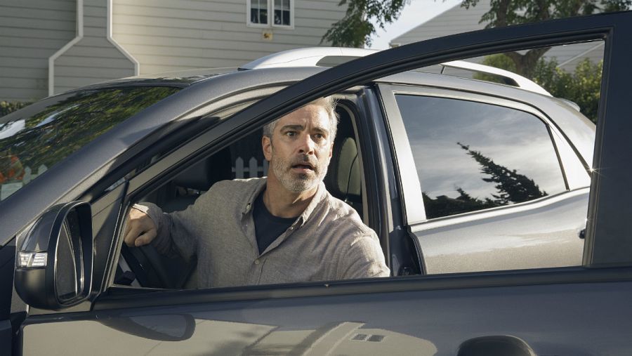 Miguel, el tío de Alba, asustado ante la situación que tiene delante