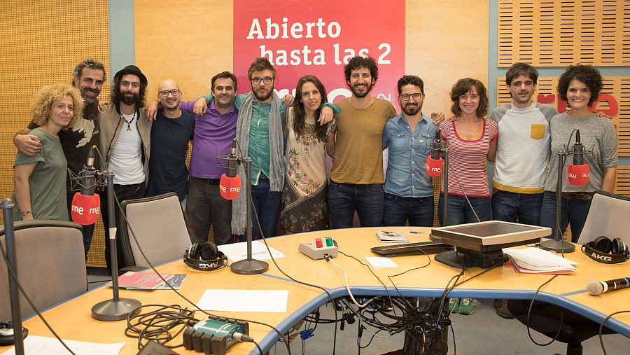 Marwan, con su hermano Samir, Paloma Arranz y todo el equipo del programa