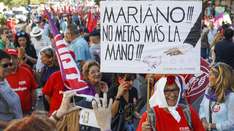 Una manifestante pide que Rajoy 