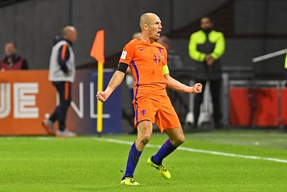 Robben celebra su segundo gol anotado ante Suecia.