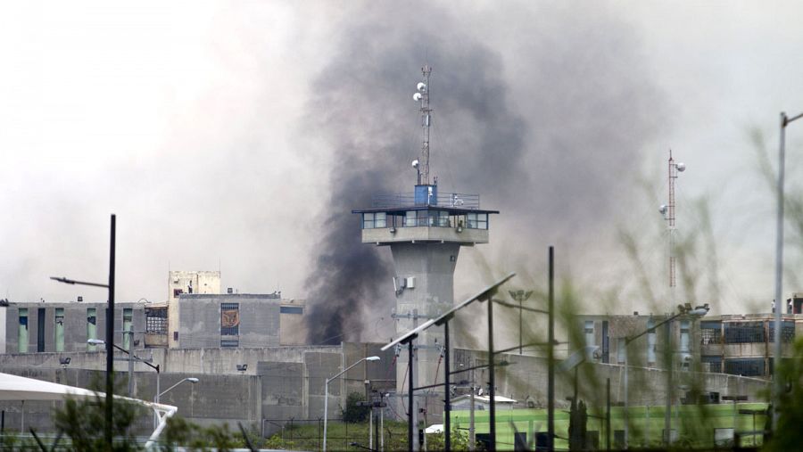 Vista de la cárcel de Cadereyta incendiada