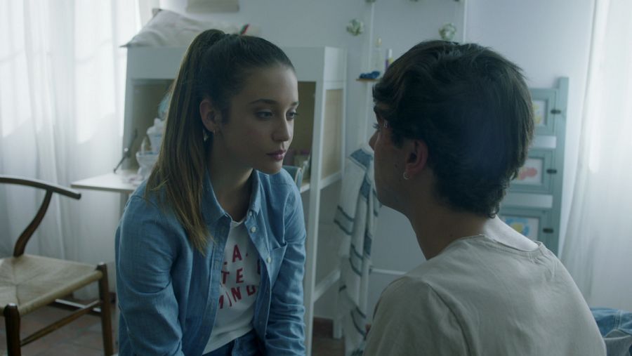 Rafa le pregunta a Alba qué fue lo que sintió cuando se vieron por primera vez