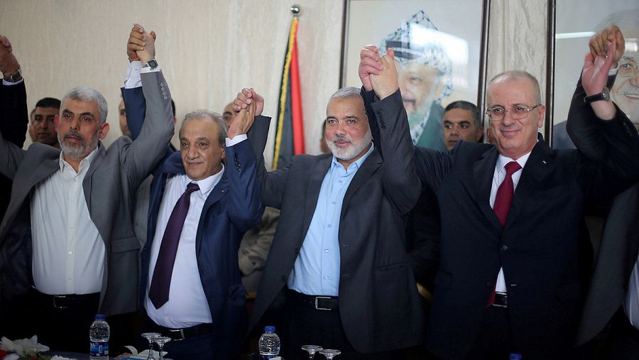 El primer ministro palestino, Rami Hamdallah (derecha) y el líder de Hamás, Ismail Haniyeh (segundo por la derecha), estrechan sus manos durante la visita del primero a Gaza el 2 de octubre.