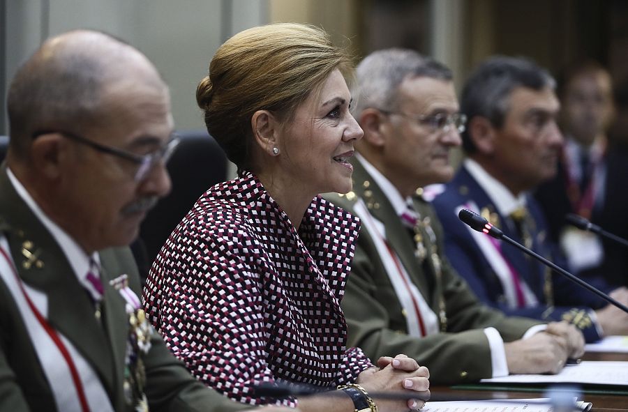 La ministra de Defensa, María Dolores de Cospedal, durante la videpconferencia con los mandos de las tropas desplegadas en el exterior
