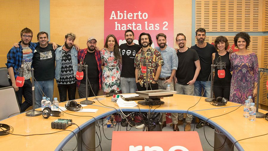 Foto de familia, con Aslándticos, Paloma Arranz, Antílopez y el resto del equipo