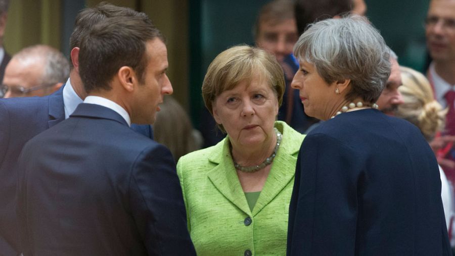 Angela Merkel (c) conversa con Theresa May (d) y Emmnauel Macron (i) en una imagen de archivo