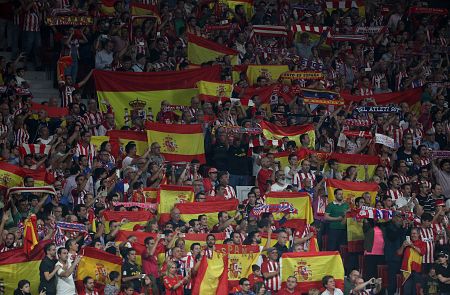 El Metropolitano se llenó de banderas de España para recibir al Barça