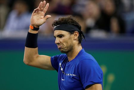 Nadal se lamenta tras perder ante Federer la final de Shanghái.