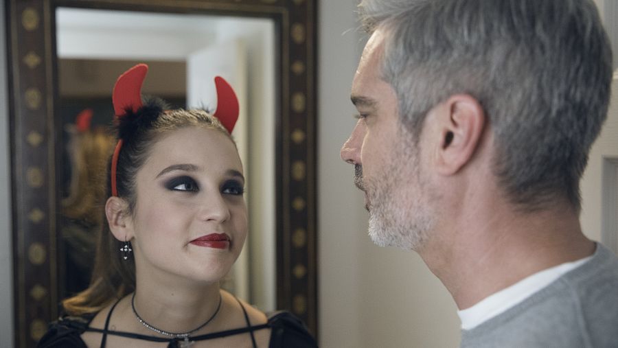 Miguel anima a su sobrina a pasárselo bien en la fiesta de Halloween